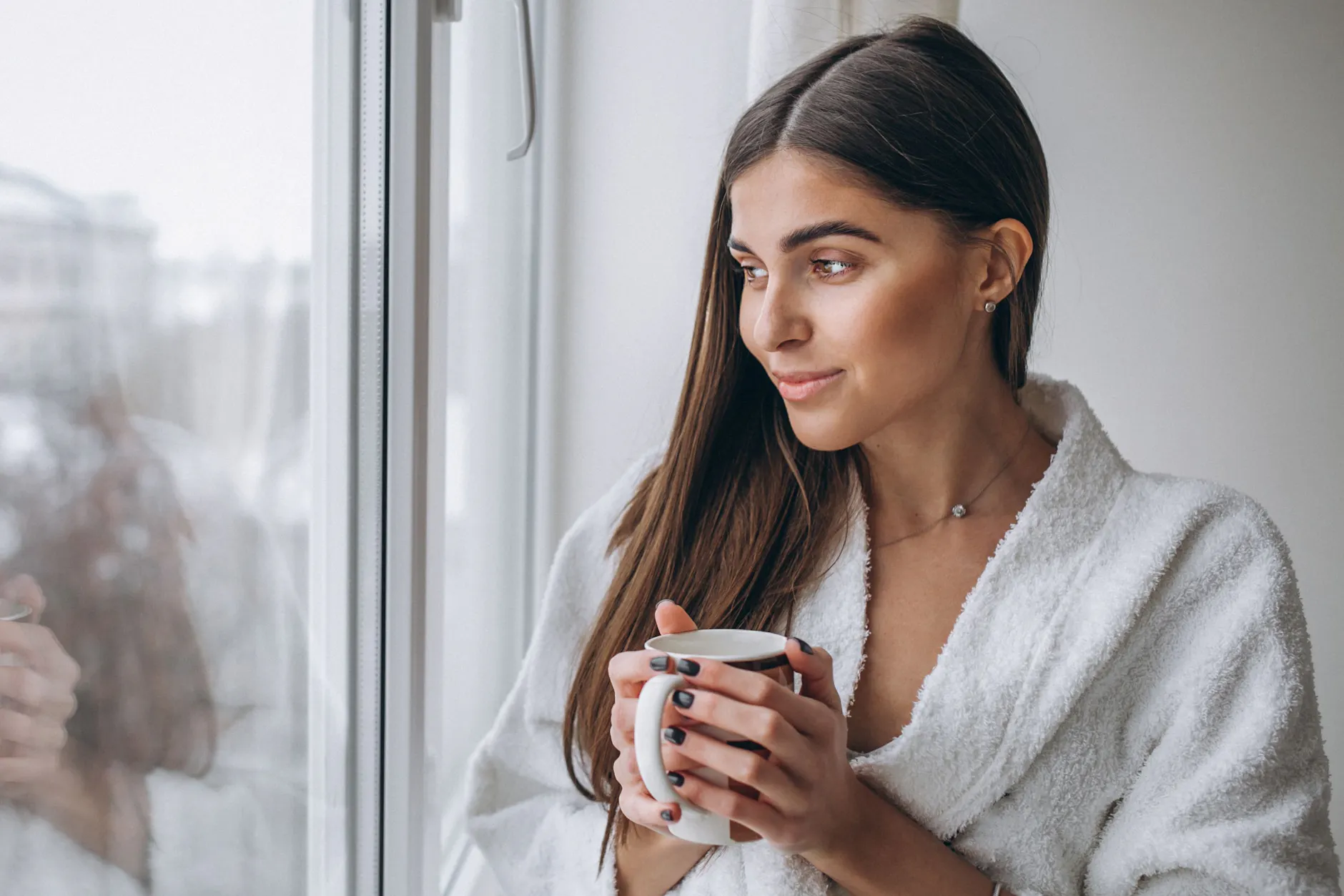 Ein ruhiger Moment am Fenster zeigt, wie wertvoll es ist, innezuhalten und die eigenen Gedanken neu zu ordnen.