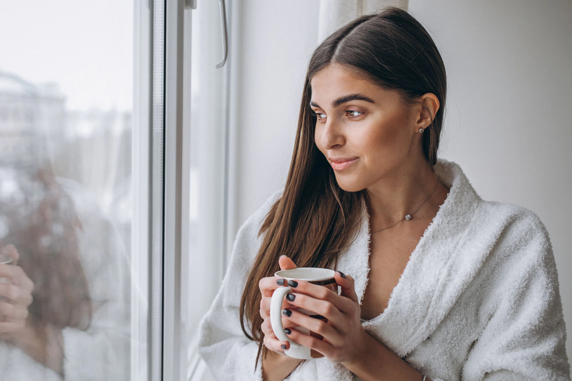 Ein ruhiger Moment am Fenster zeigt, wie wertvoll es ist, innezuhalten und die eigenen Gedanken neu zu ordnen.