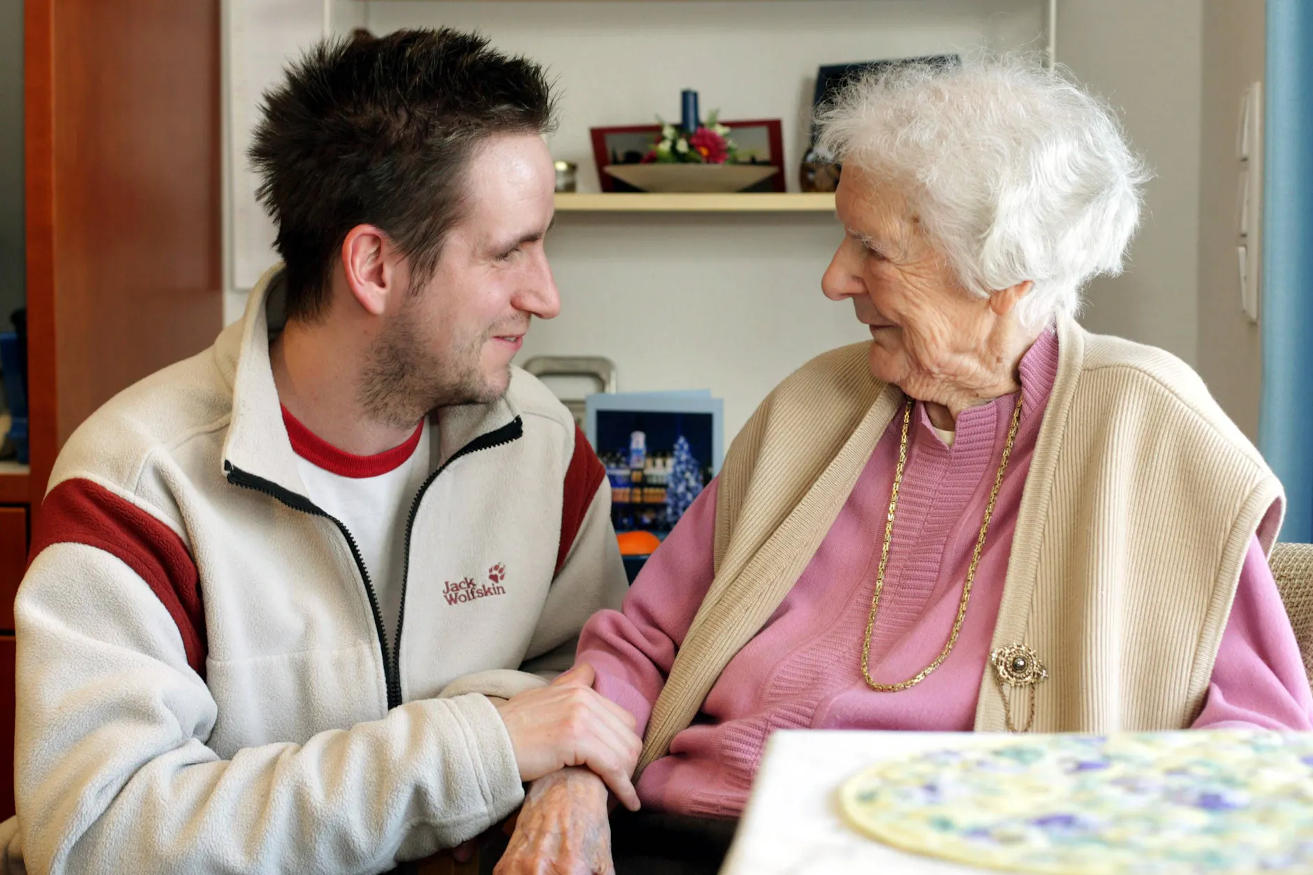 Wie die Expertin des LKA aus Erfahrung berichtet, sind manchmal auch Pflegedienstangestellte Erbschleicher. (Symbolbild)