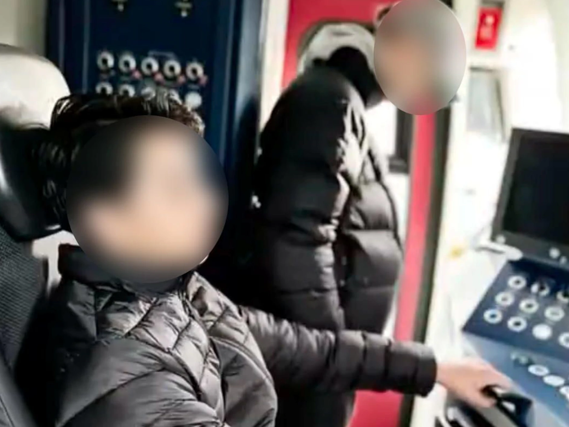 Unbefugt in einem S-Bahn-Führerstand in Berlin unterwegs: Immer wieder dringen junge Männer in verbotene Bereiche ein.