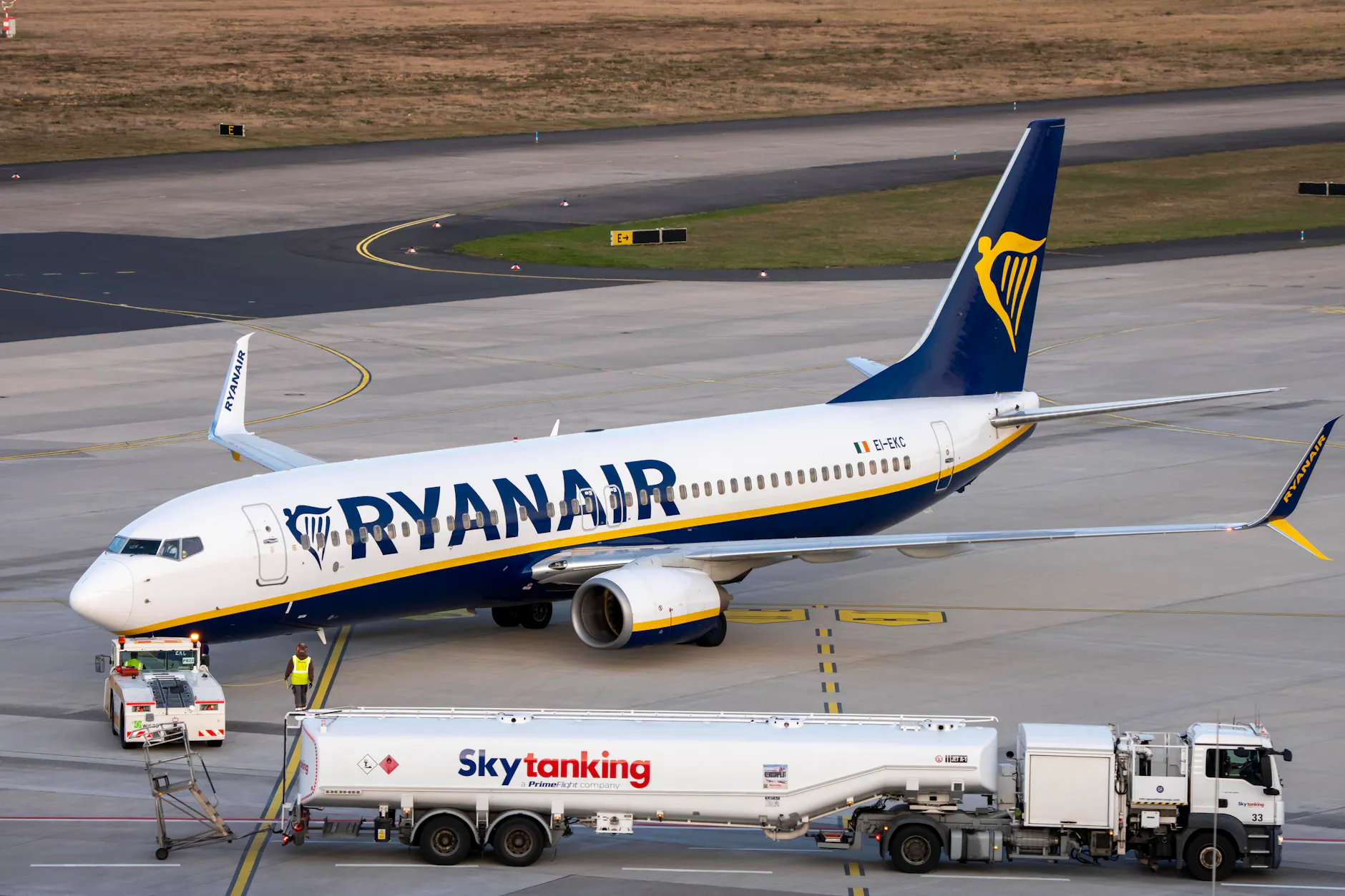 Eine Ryanair-Maschine wird vor dem Start betankt: Steigende Kerosinpreise setzen Airlines europaweit unter Druck.