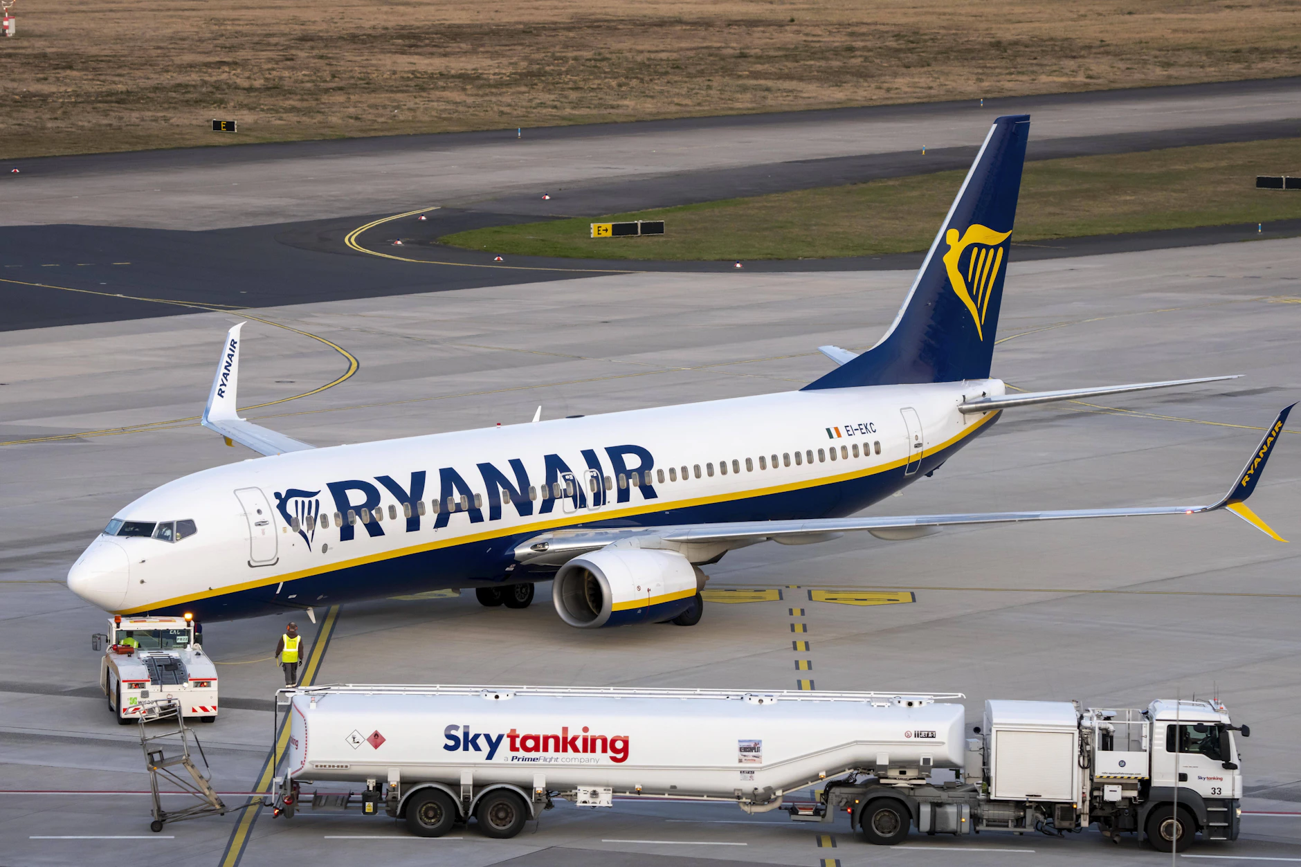 Eine Ryanair-Maschine wird vor dem Start betankt: Steigende Kerosinpreise setzen Airlines europaweit unter Druck.