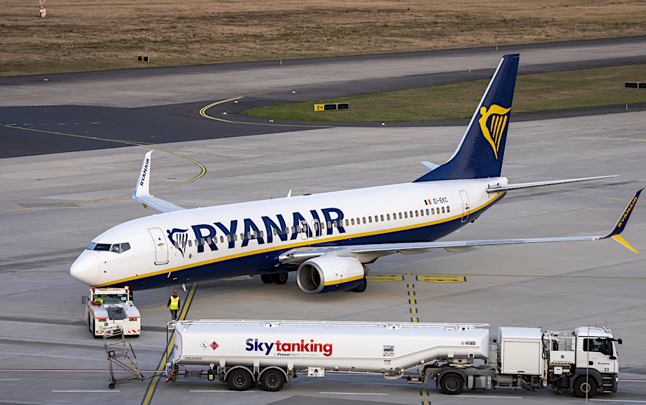 Eine Ryanair-Maschine wird vor dem Start betankt: Steigende Kerosinpreise setzen Airlines europaweit unter Druck.