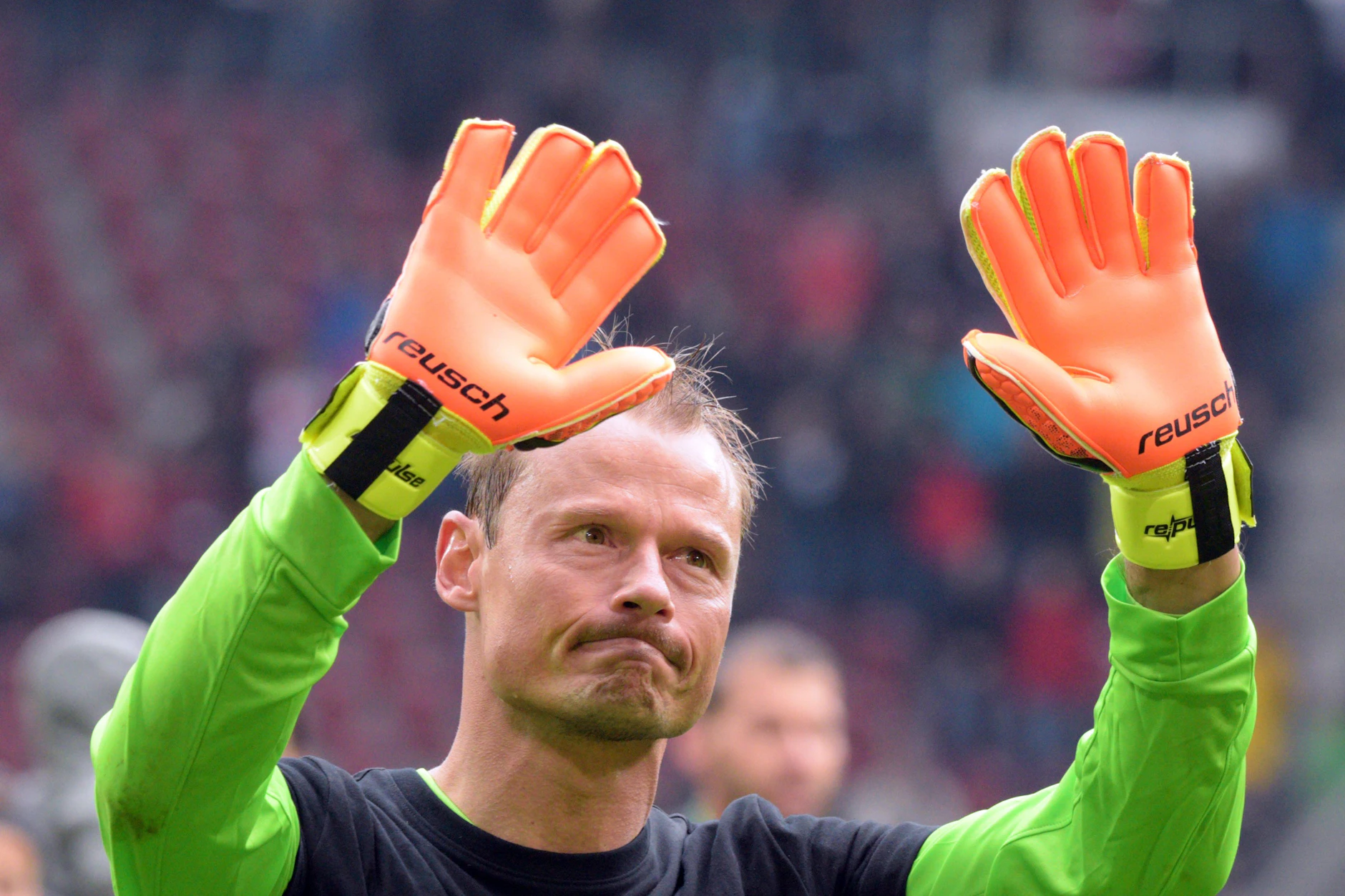 Der ehemalige Augsburg-Torwart Alexander Manninger ist im Alter von 48 Jahren bei einem Zugunfall gestorben.