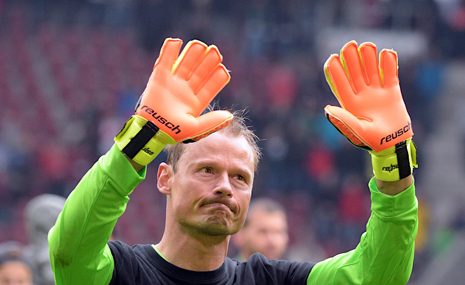 Der ehemalige Augsburg-Torwart Alexander Manninger ist im Alter von 48 Jahren bei einem Zugunfall gestorben.