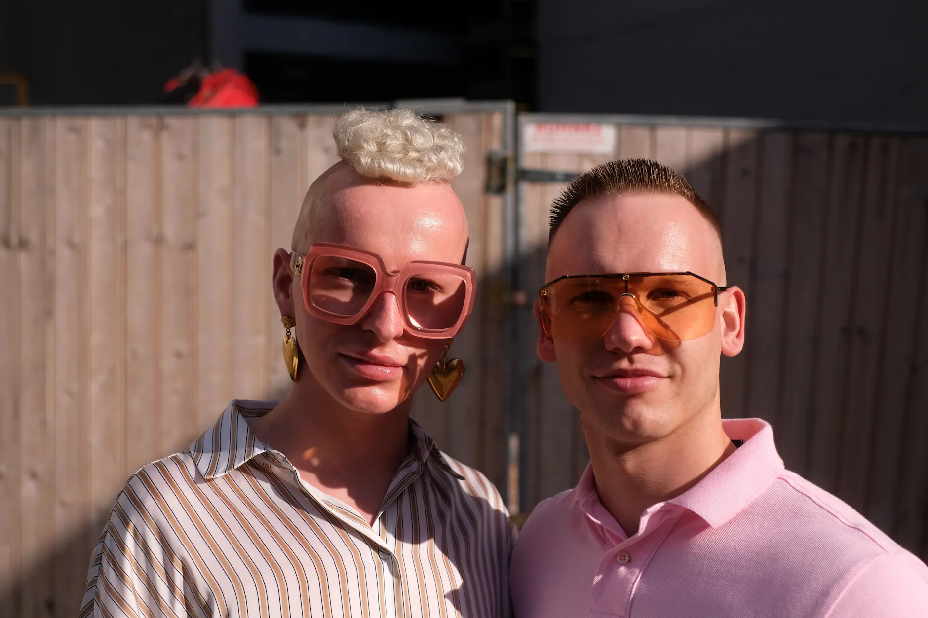 Gestylt für den Kiez: Zwischen auffälligem Schmuck und Designer-Brillen diskutiert die Berliner Szene über den Ausverkauf der Stadt, während sie selbst Teil des Problems ist.