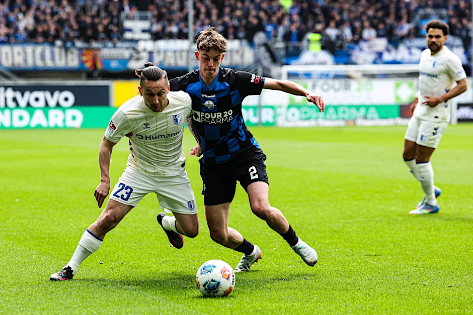 3:4-Niederlage in Paderborn: Magdeburg, hier mit Baris Atik (li.) im Duell mit SC-Spieler Ruben Müller, muss gegen Düsseldorf unbedingt punkten.