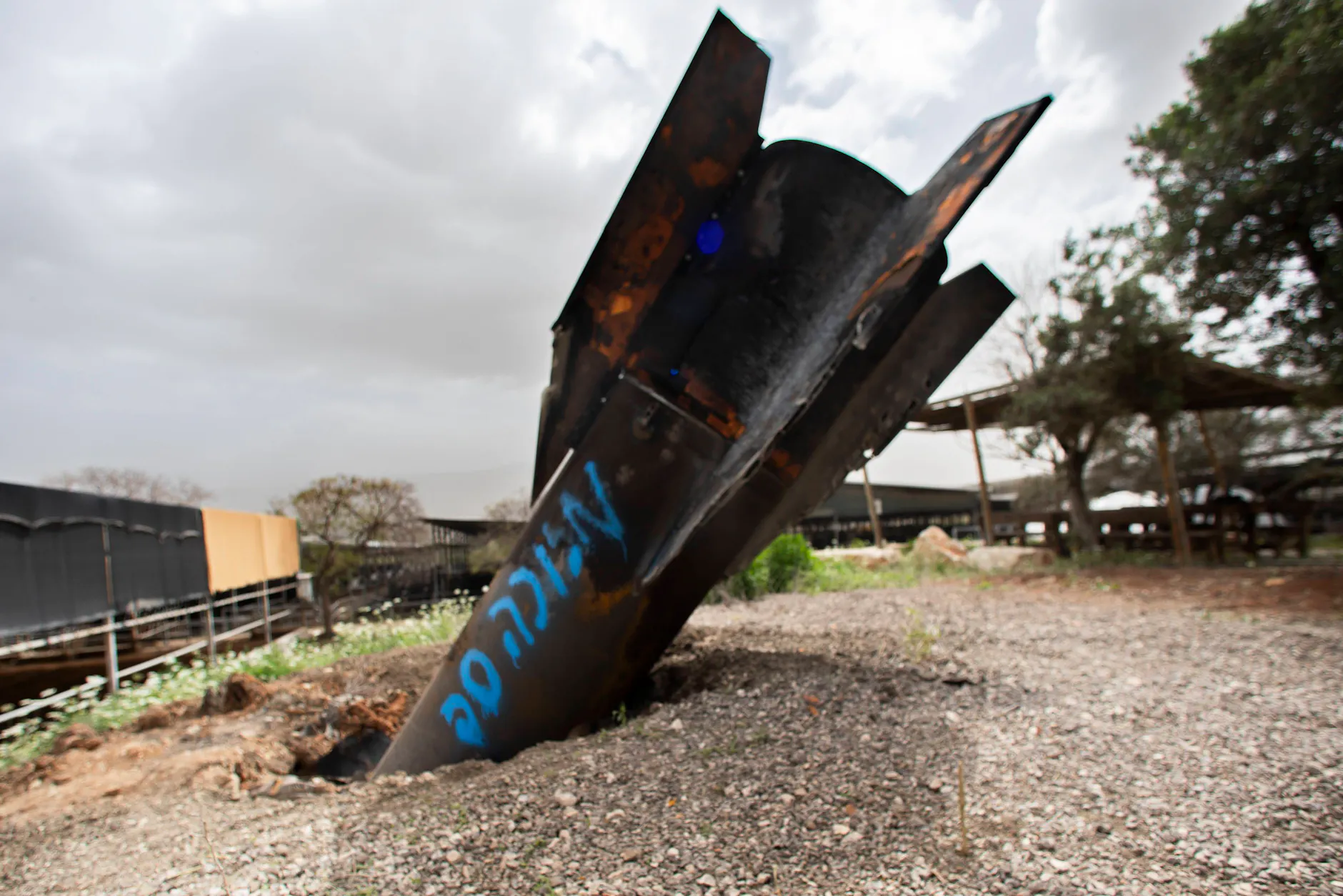 Eine ballistische Rakete, die am Abend des 3. April 2026 von Iran abgefeuert wurde, richtete im landwirtschaftlichen Moschav Shadmot Mehola (Israel) keine schweren Schäden an.