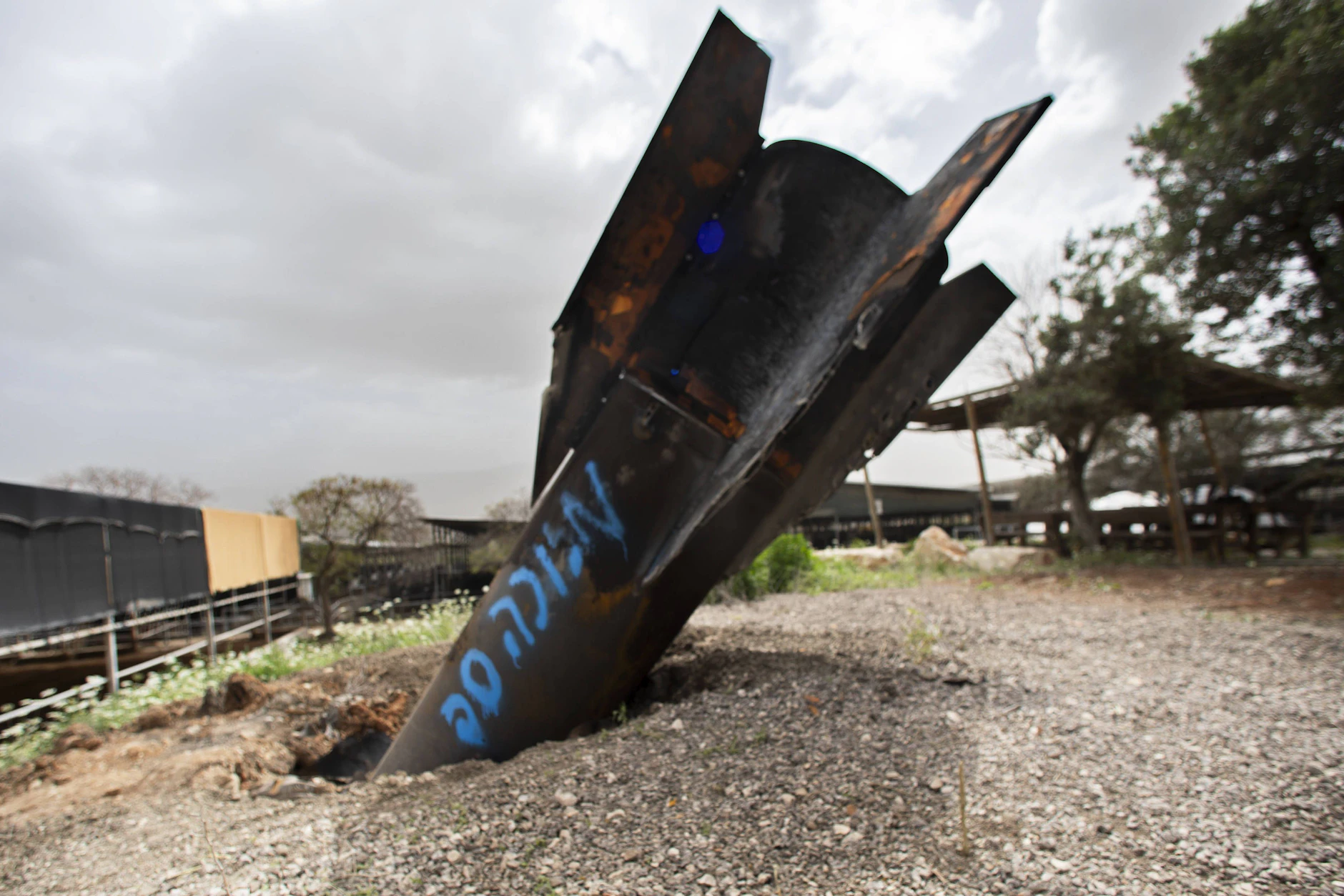 Eine ballistische Rakete, die am Abend des 3. April 2026 von Iran abgefeuert wurde, richtete im landwirtschaftlichen Moschav Shadmot Mehola (Israel) keine schweren Schäden an.