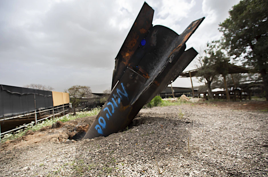 Eine ballistische Rakete, die am Abend des 3. April 2026 von Iran abgefeuert wurde, richtete im landwirtschaftlichen Moschav Shadmot Mehola (Israel) keine schweren Schäden an.