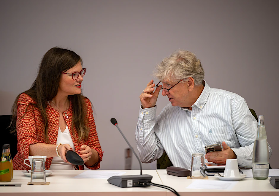 Abgeordnete Jouleen Gruhn und André von Ossowski vor Fraktionssitzung.