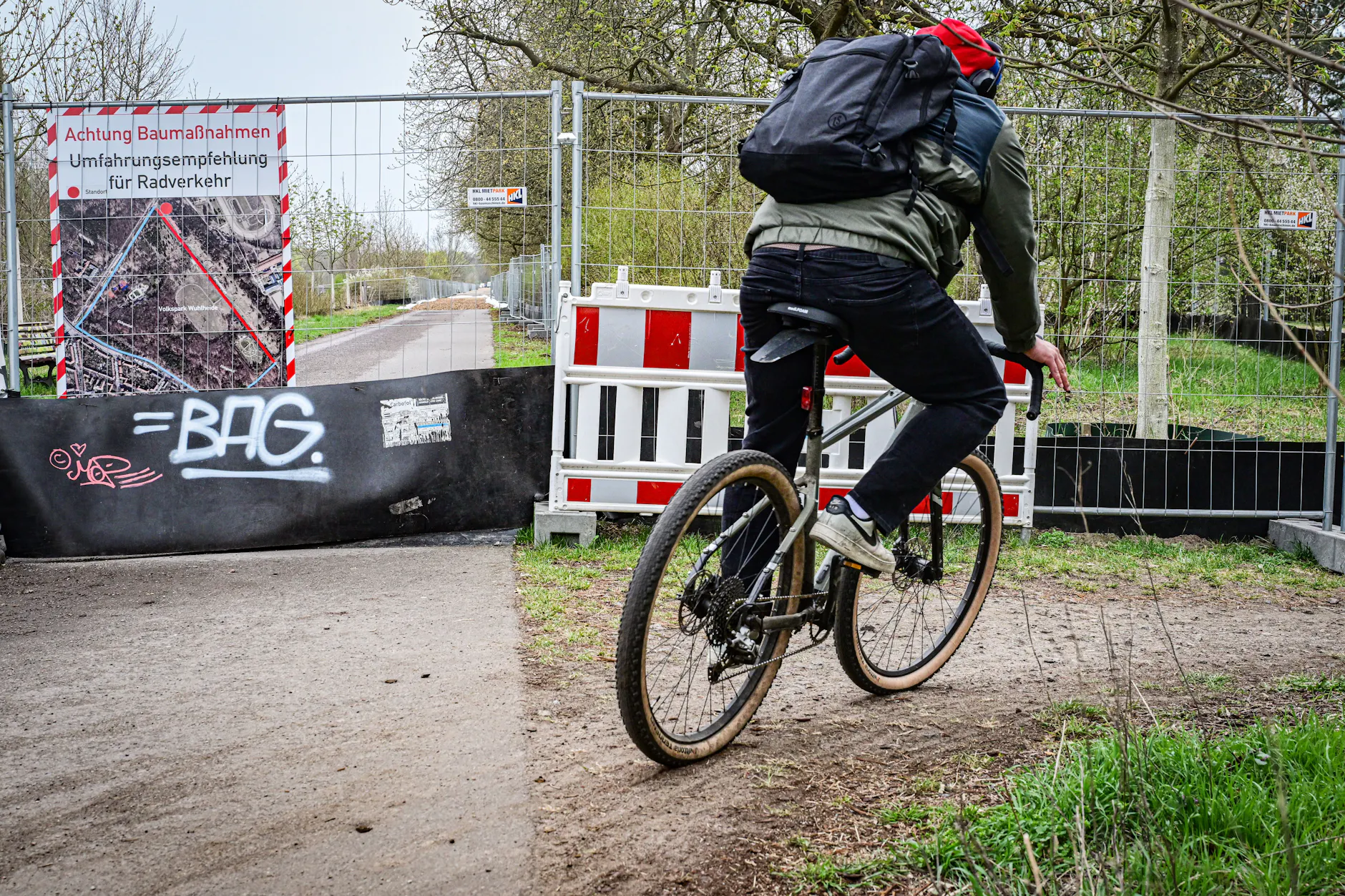 Seit Anfang April 2026 wird entlang der Kastanienallee im Bereich des Volkspark Wuhlheide eine Erdgasleitung erneuert.