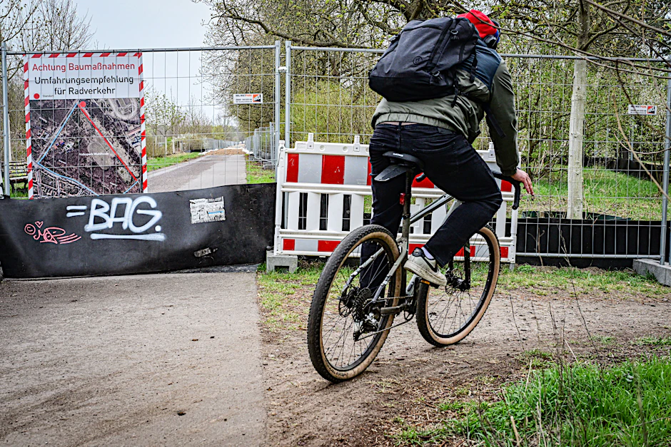 Seit Anfang April 2026 wird entlang der Kastanienallee im Bereich des Volkspark Wuhlheide eine Erdgasleitung erneuert. 
