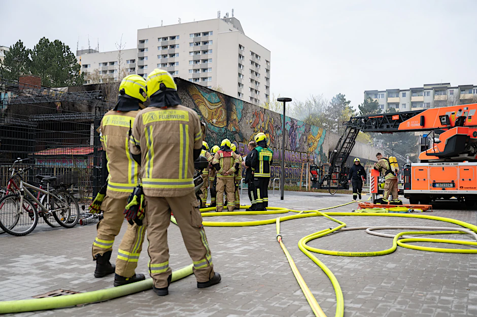 Einsatzkräfte der Feuerwehr löschen am Dienstag einen Brand in einem ehemaligen Supermarkt in Buckow.