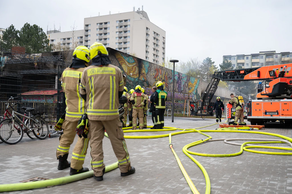 Einsatzkräfte der Feuerwehr löschen am Dienstag einen Brand in einem ehemaligen Supermarkt in Buckow.