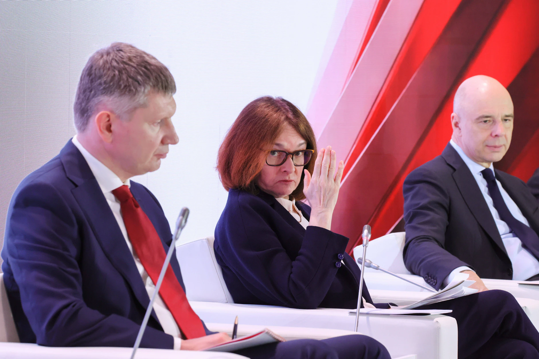 Der russische Wirtschaftsminister Maxim Reschetnikow, die Zentralbankchefin Elwira Nabiullina und der russische Finanzminister Anton Siluanow am Donnerstag auf dem Börsenforum der Moskauer Börse.