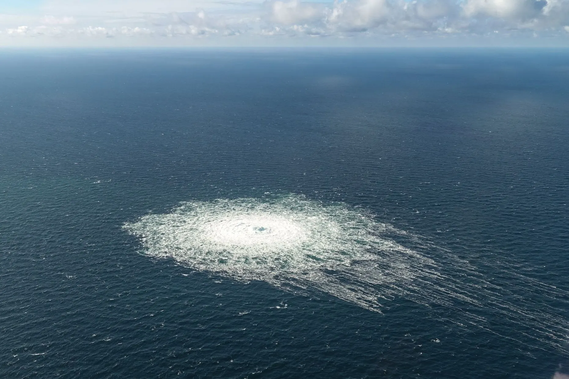 Das vom dänischen Verteidigungskommando zur Verfügung gestellte Foto zeigt das Nord-Stream-2-Gasleck in der Nähe von Bornholm.