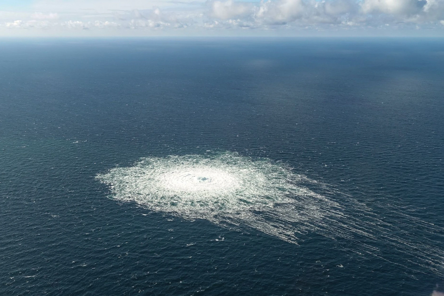 Das vom dänischen Verteidigungskommando zur Verfügung gestellte Foto zeigt das Nord-Stream-2-Gasleck in der Nähe von Bornholm.