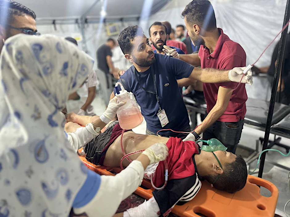 Mediziner in Gaza kämpfen unter prekären Bedingungen um das Leben eines verletzten Jungen. Für 17.500 Menschen ist eine solche Notversorgung die letzte Hoffnung.