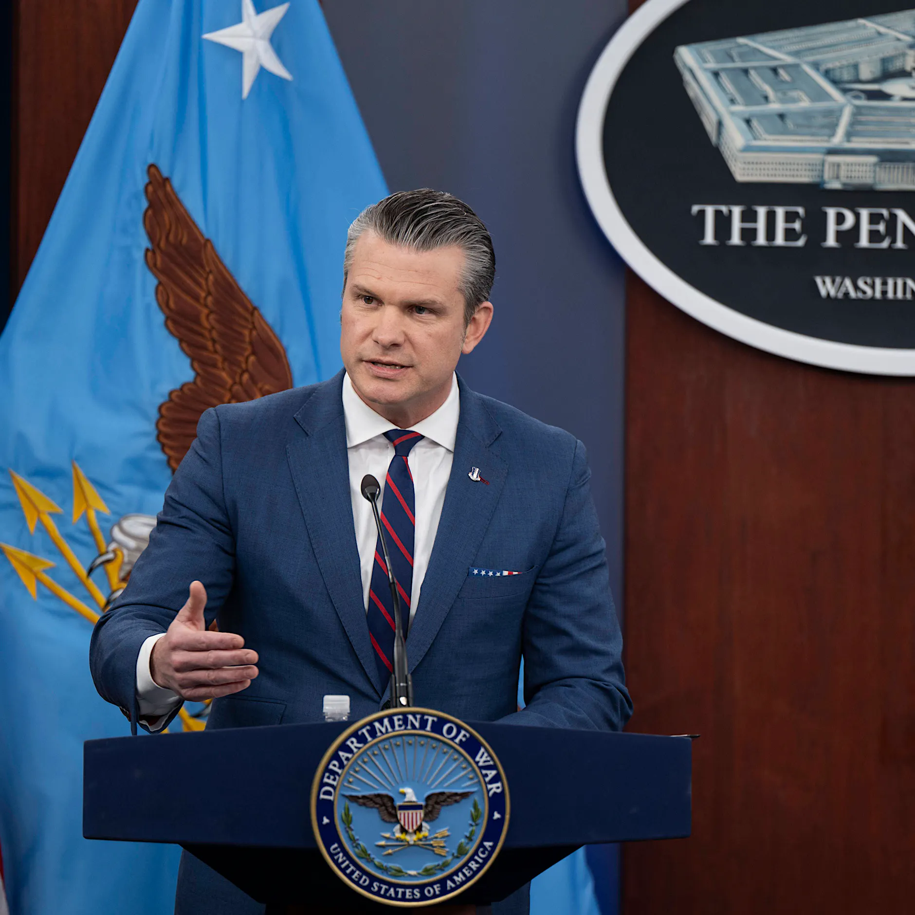 Hegseth attackiert die Presse mit Jesus-Rhetorik – Papst Leo kontert