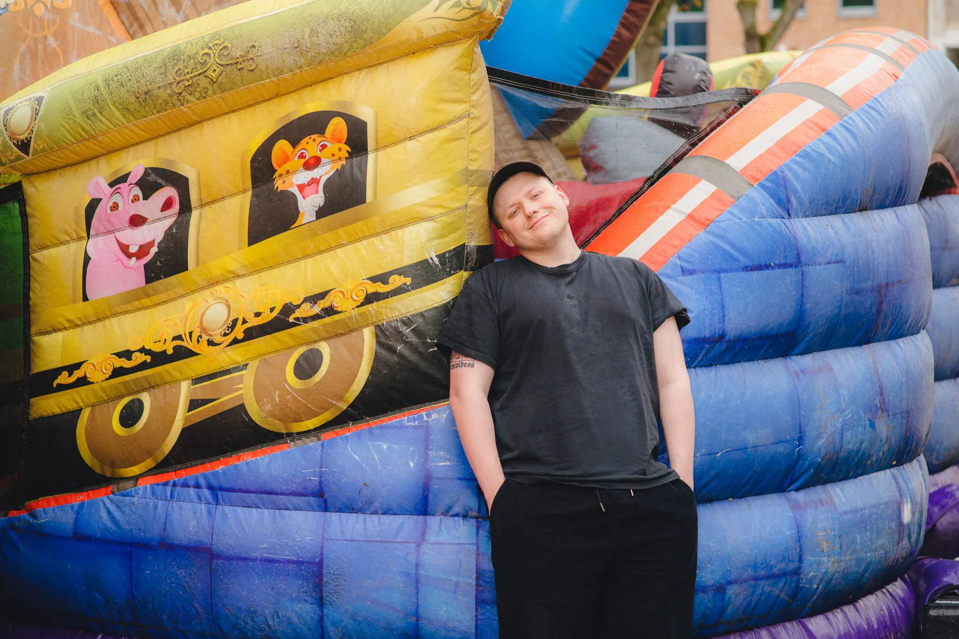 El Hotzo auf einem Flohmarkt in Berlin-Wedding