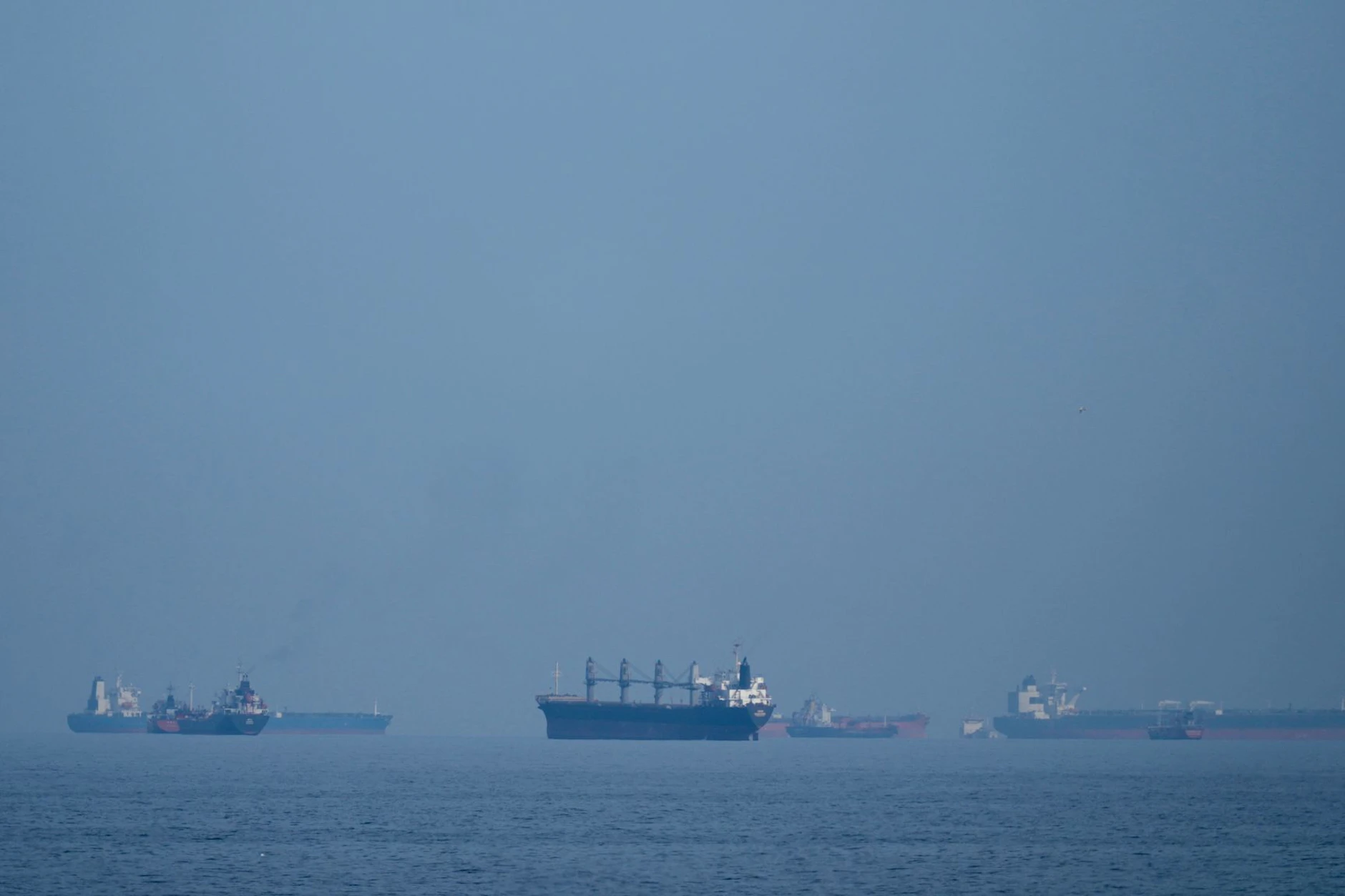 Öltanker und Frachtschiffe reihen sich in der Straße von Hormus auf
