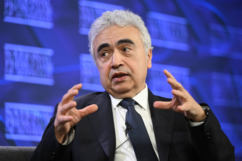 IEA-Chef Fatih Birol warnt vor einer Zuspitzung der Energiekrise: Europa könnte bald mit Kerosinengpässen und ersten Flugausfällen konfrontiert sein.