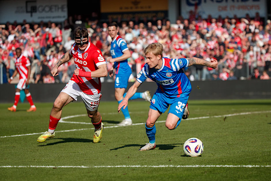 Wer macht das Rennen? Sowohl der FC Energie Cottbus als auch Hansa Rostock kämpfen noch um den Aufstieg in die 2. Bundesliga.