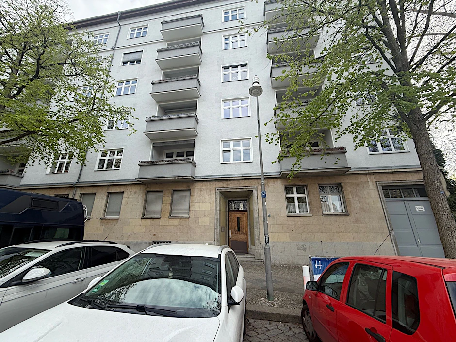 In diesem Haus in Moabit ereignete sich in einer Wohnung im Erdgeschoss das Drama: Eine Rentnerin soll versucht haben, ihren an Demenz erkrankten Mann zu erschlagen.