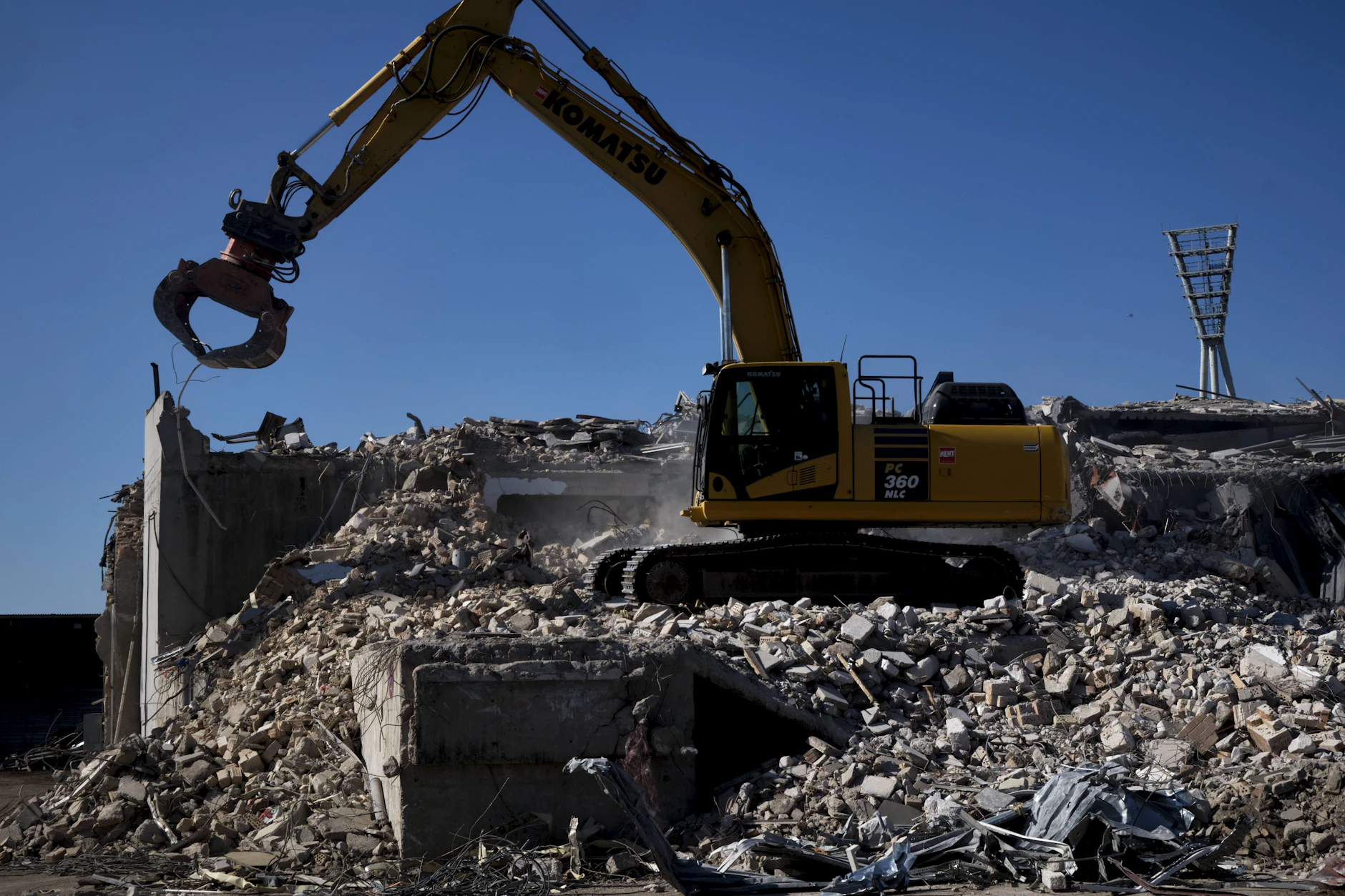 Ein Abrissbagger wütet auf einem Trümmerfeld. Vor dem Jahnstadion ist längst nichts mehr übrig.