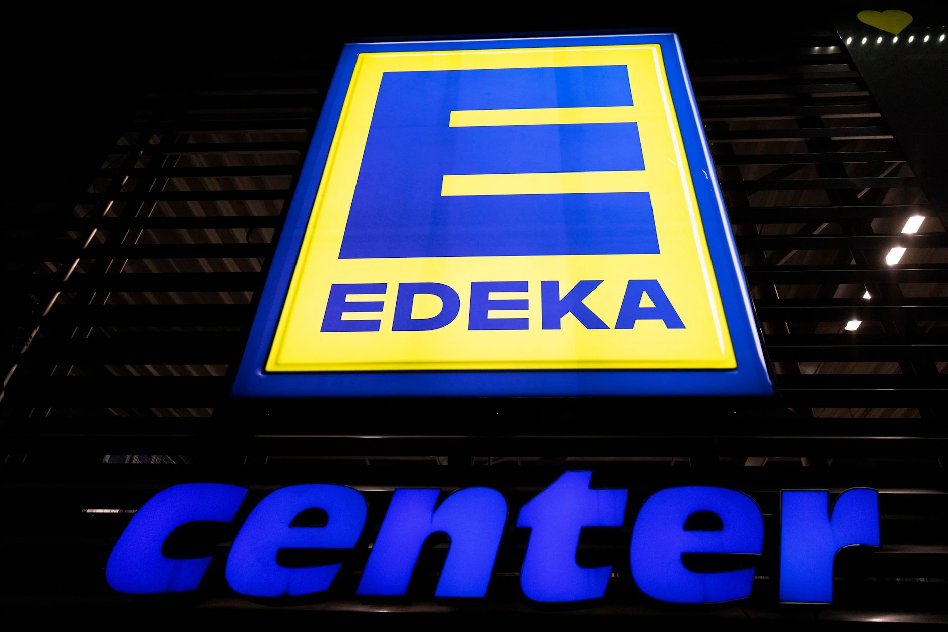 Edeka will rund 200 der etwa 300 Supermärkte der Tegut-Kette übernehmen.