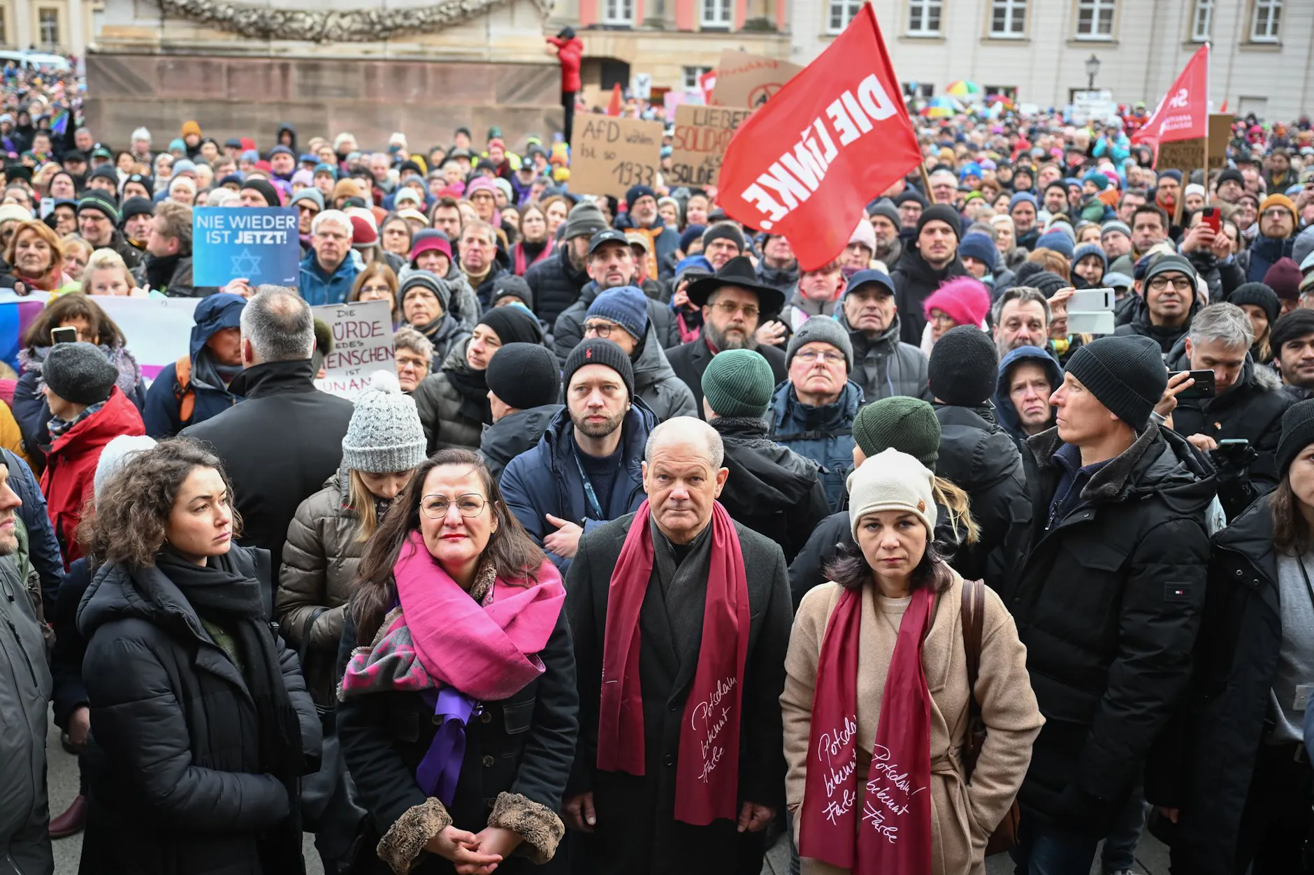 Kanzler Olaf Scholz und Außenministerin Annalena Baerbock bei der Demo „Potsdam wehrt sich“ in Reaktion auf die Correctiv-Recherche vier Tage nach deren Erscheinen.