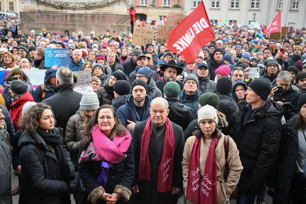 Kanzler Olaf Scholz und Außenministerin Annalena Baerbock bei der Demo „Potsdam wehrt sich“ in Reaktion auf die Correctiv-Recherche vier Tage nach deren Erscheinen