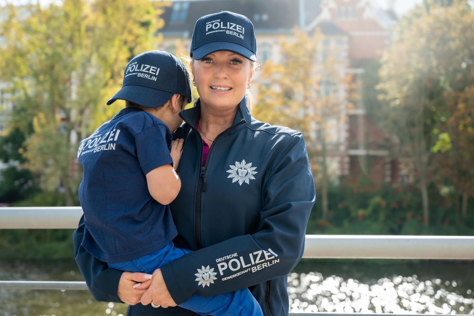 Angelique Yumusak trägt ihren Sohn auf den Armen. 