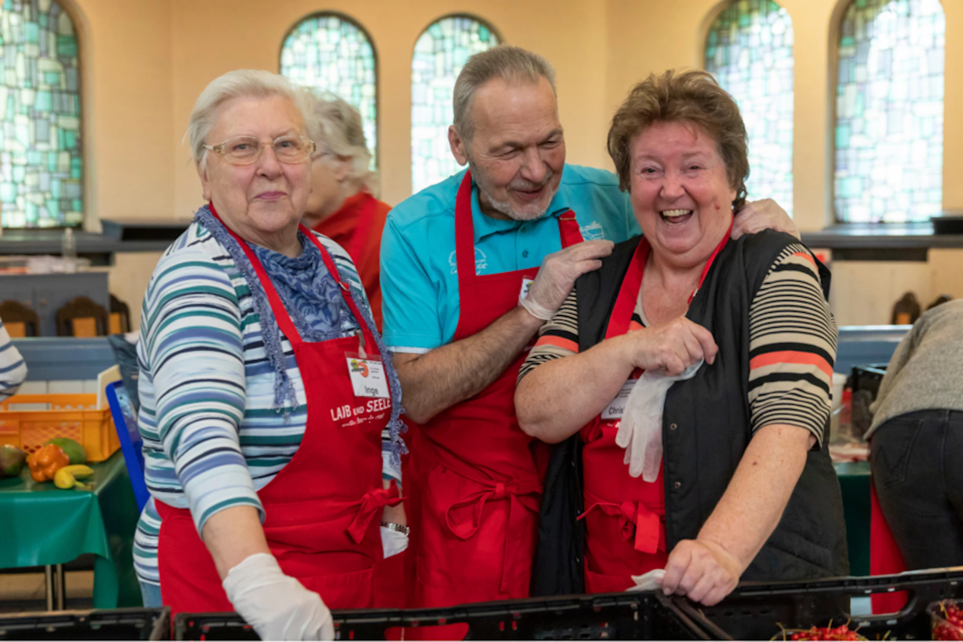 Unter den Ehrenamtlichen, die bei der Berliner Tafel aushelfen, sind auch selbst einige Rentner.