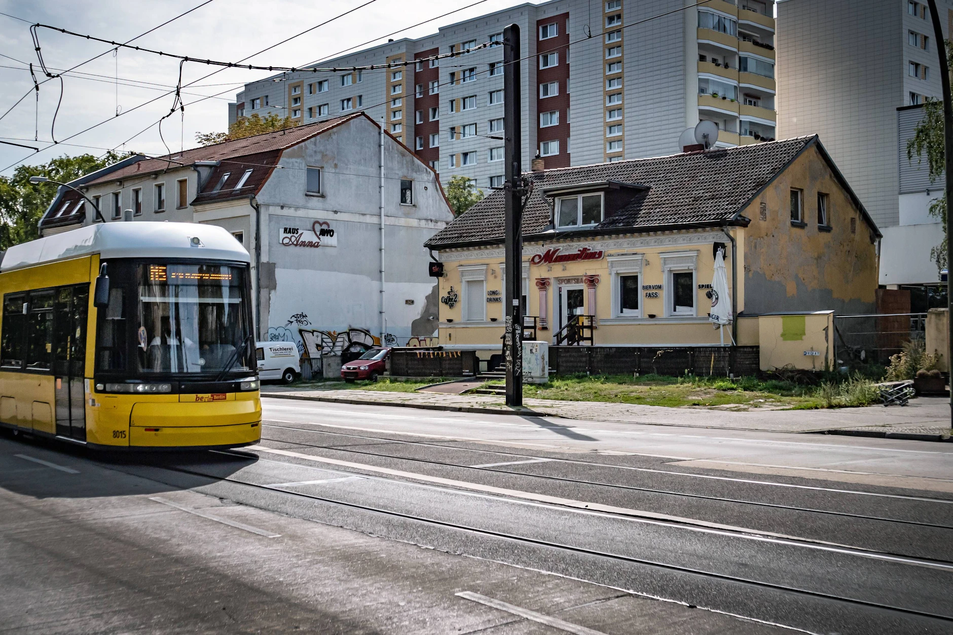 Auf der Hauptstraße in Richtung Rhinstraße fährt ab Montag nur noch die Straßenbahn. Die Fahrbahn ist für Autos gesperrt.