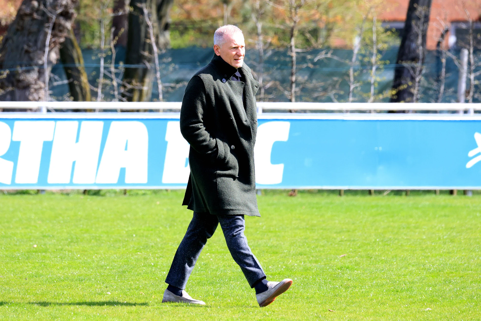 Hertha-Geschäftsführer Dr. Peter Görlich schafft fünf Spieltage vor Saisonende Klarheit. Trainer Stefan Leitl und Sportdirektor Benjamin Weber bleiben.