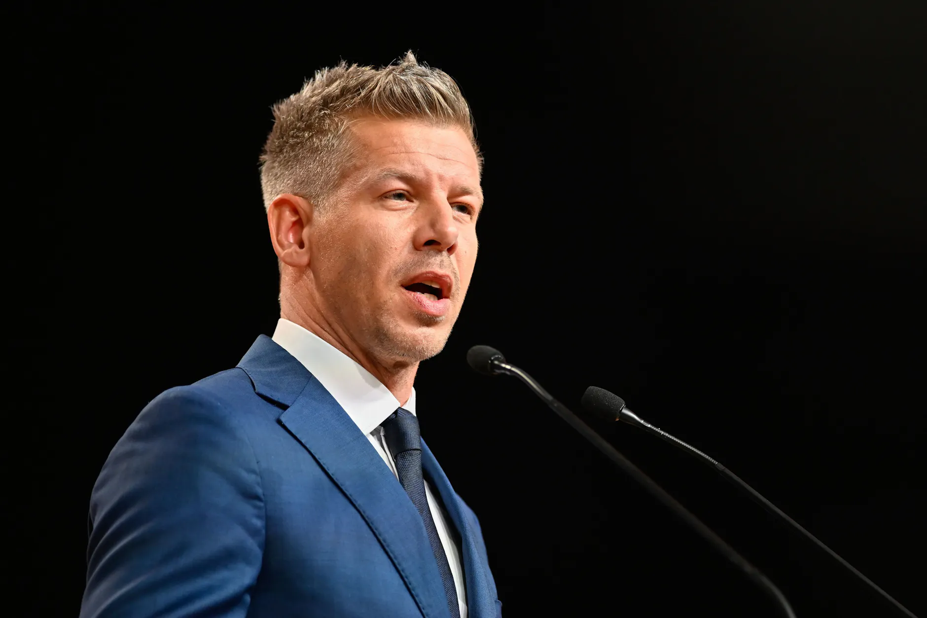 Budapest: Peter Magyar spricht zu den Medienvertretern.