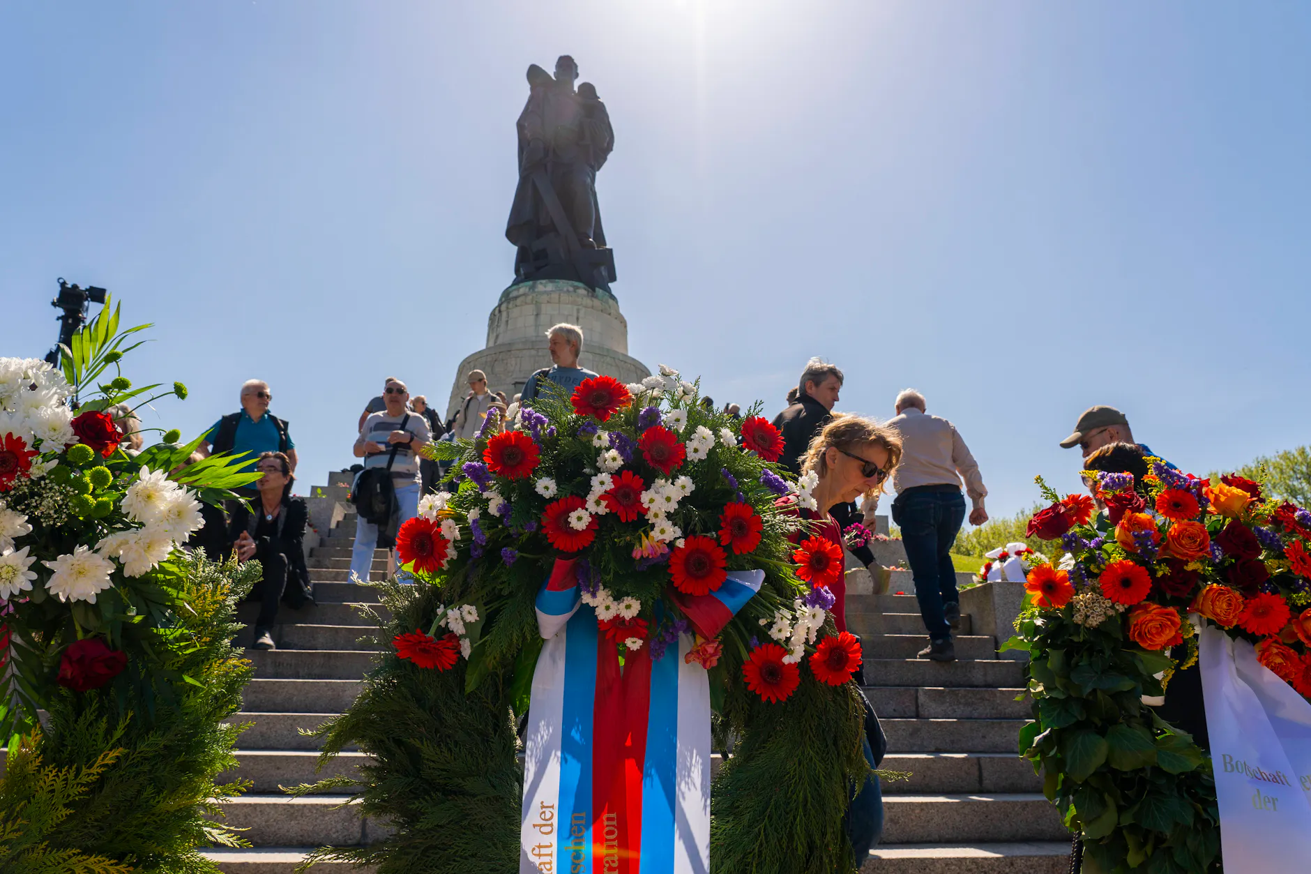 Das Sowjetische Ehrenmal im Treptower Park ist eine der zentralen Gedenkstätten für die im Zweiten Weltkrieg gefallenen Soldaten der Roten Armee dort sind über 7.000 von ihnen bestattet.