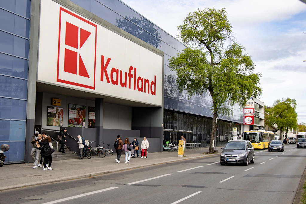Verschwinden bei Kaufland bald die normalen Kassen? Konzern setzt auf SB-Kassen!