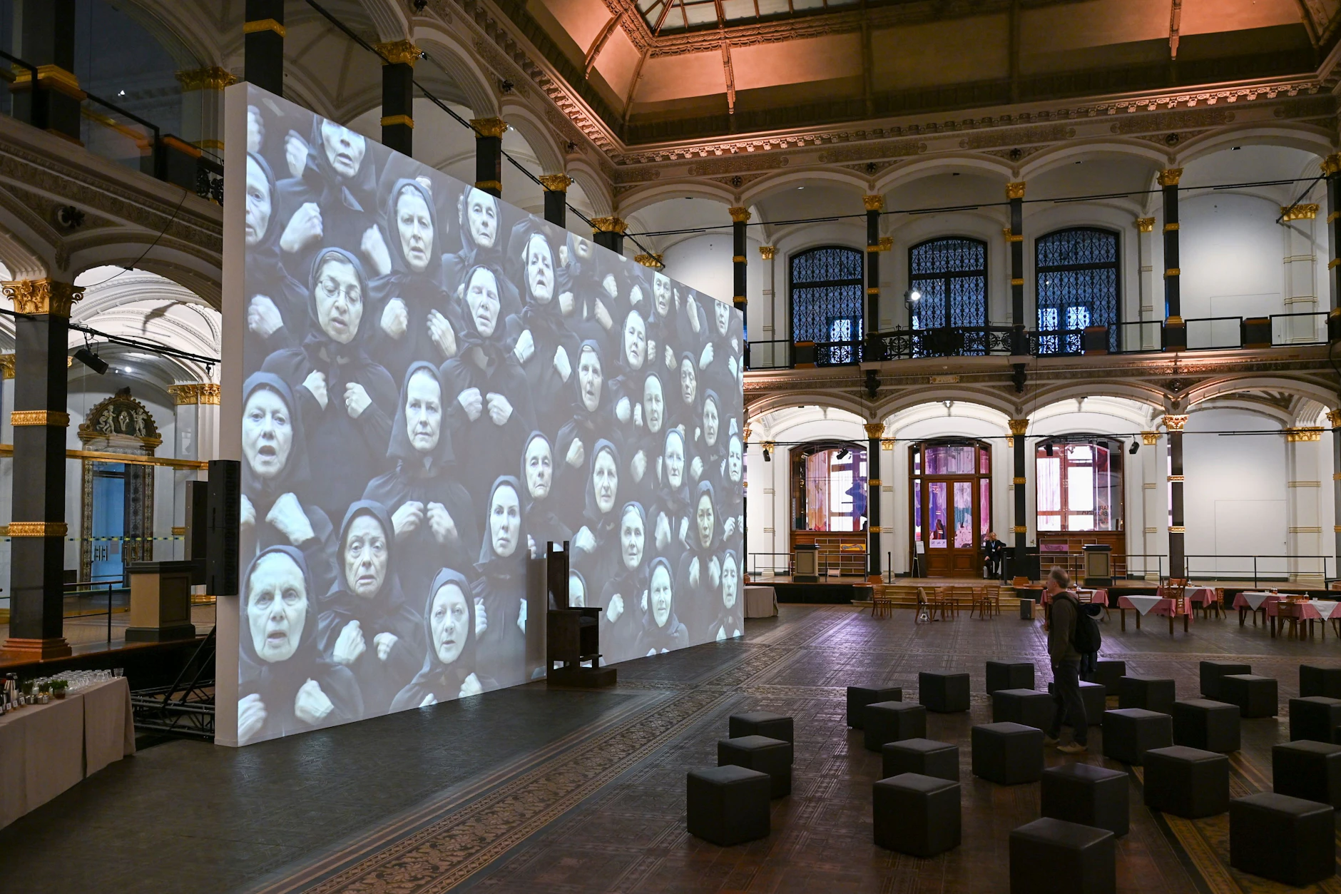 Abramović erforscht Erotik als Brücke zwischen Leben und Tod, die das Selbst und den Kosmos miteinander verbindet.