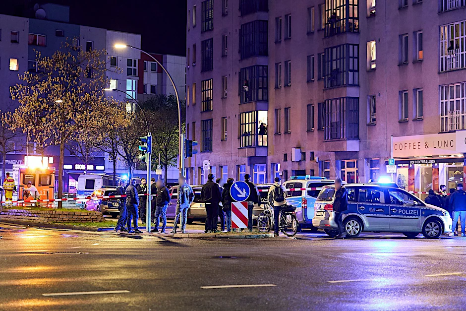 Einsatzkräfte der Polizei riegeln die Reinickendorfer Straße an der Ecke Pankstraße weiträumig ab.