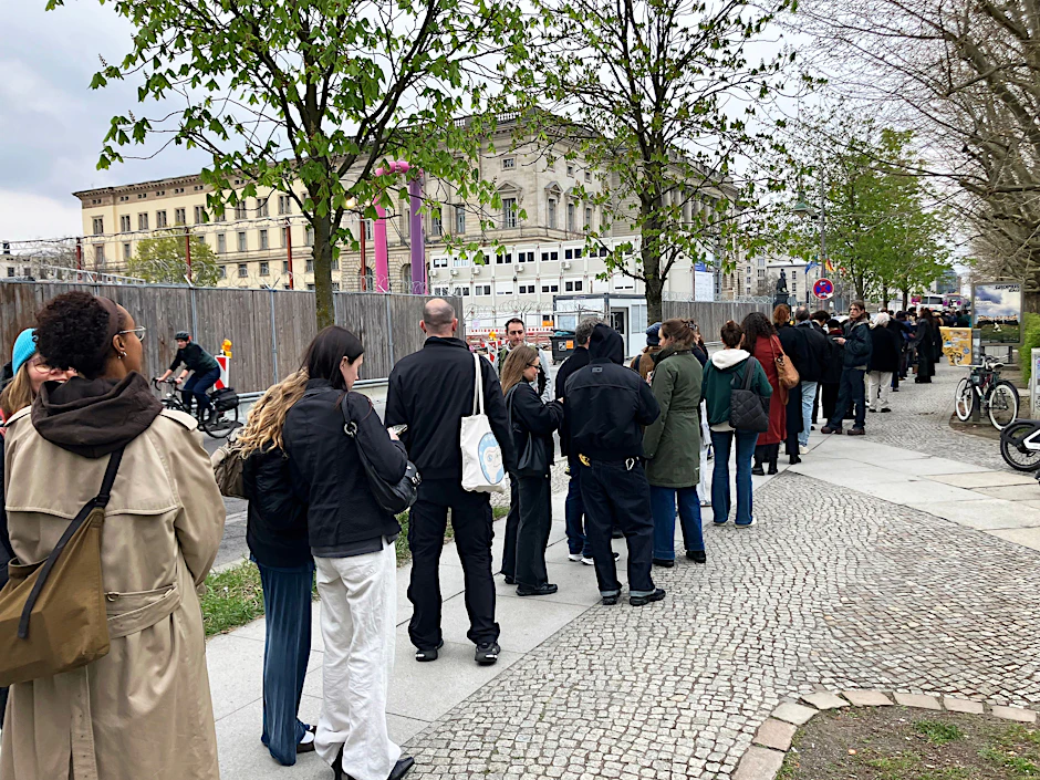 400 Meter war die Schlange zur Eröffnung lang.  Der Magnet: Marina Abramović (79).