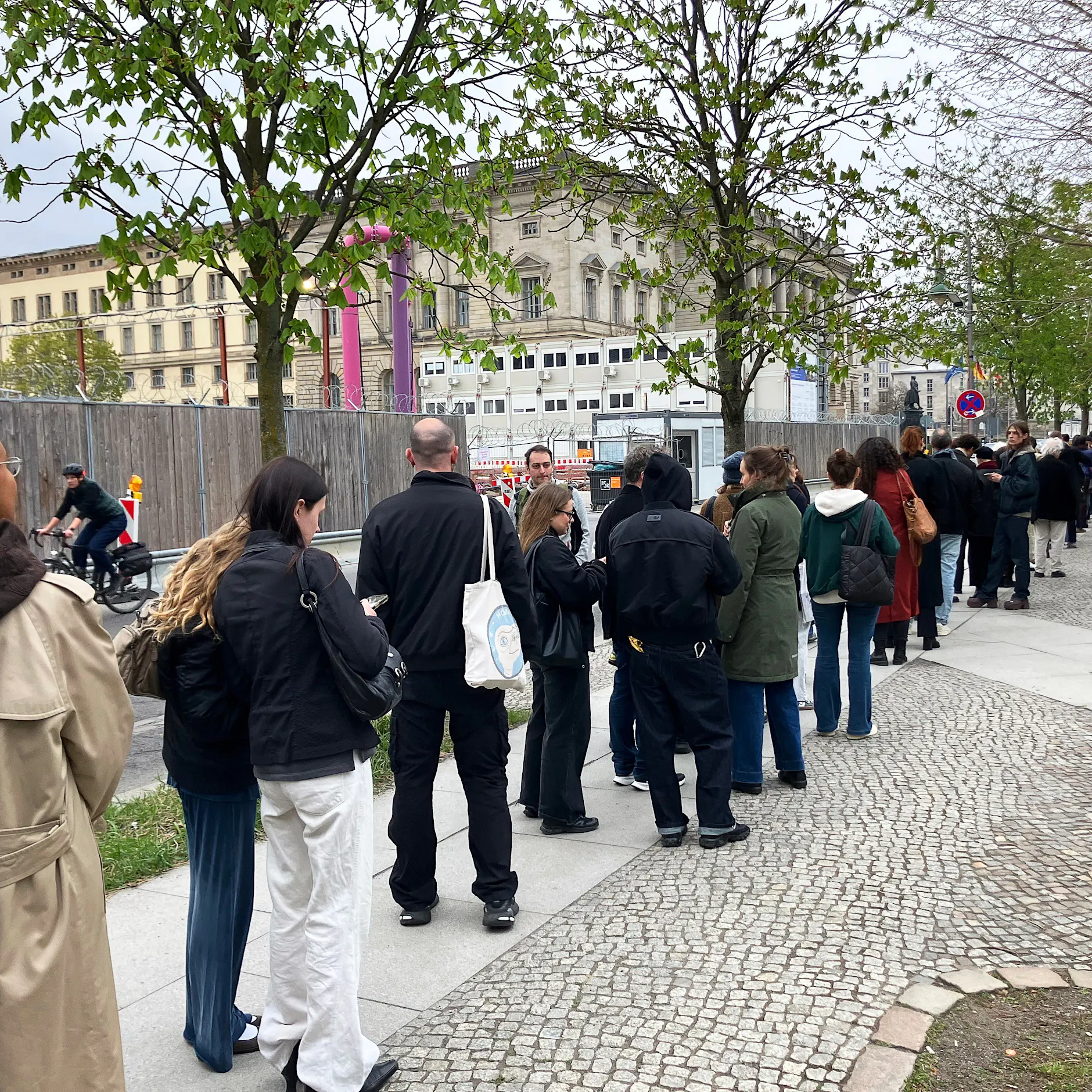 Erotische Energie in Berlin: Kunstfans strömen in den Gropius Bau