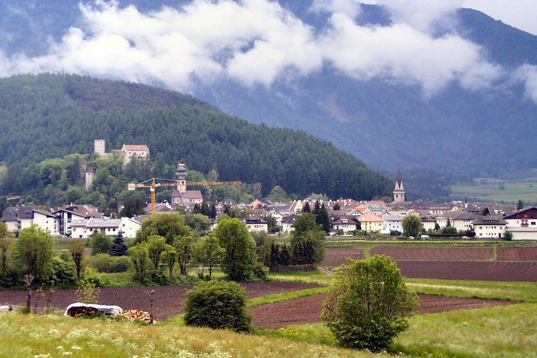 Markus Lanz wurde in Bruneck geboren, das ist eine Stadt in Südtirol im Norden Italiens.