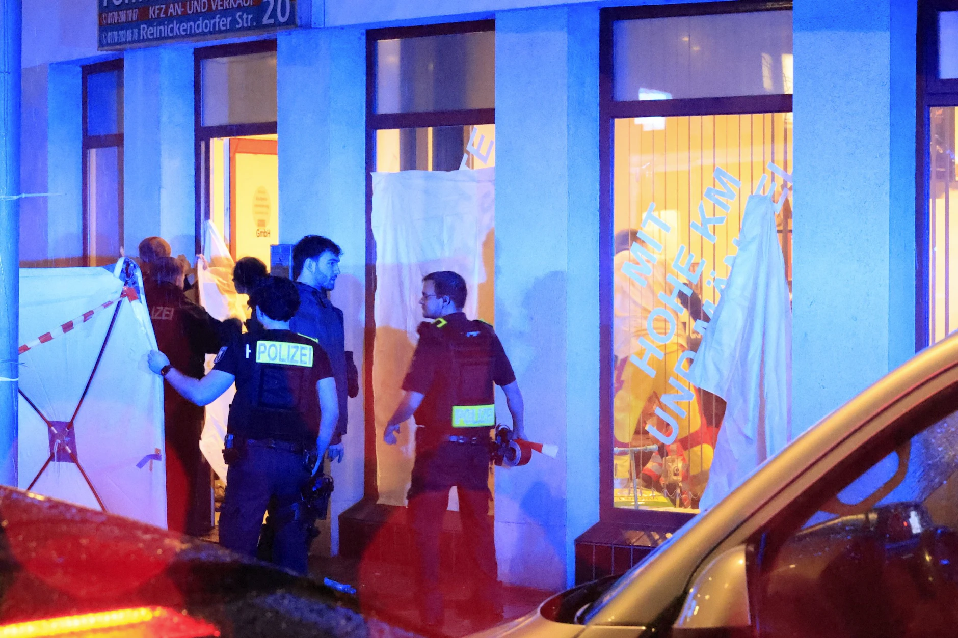Polizei und Rettungsdienst sind in der Reinickendorfer Straße im Einsatz.