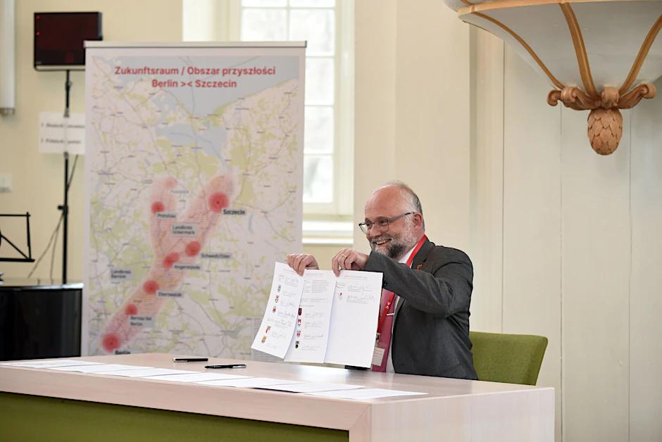 Stolze Präsentation: Landrat Daniel Kurth (SPD) zeigt die von 50 Partnern unterzeichnete Vereinbarung.