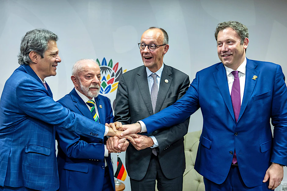 Brasiliens Finanzminister Fernando Haddad, Präsident Lula da Silva, Bundeskanzler Friedrich Merz und Finanzminister Lars Klingbeil (v.l.n.r.) beim G20-Gipfel in Johannesburg.