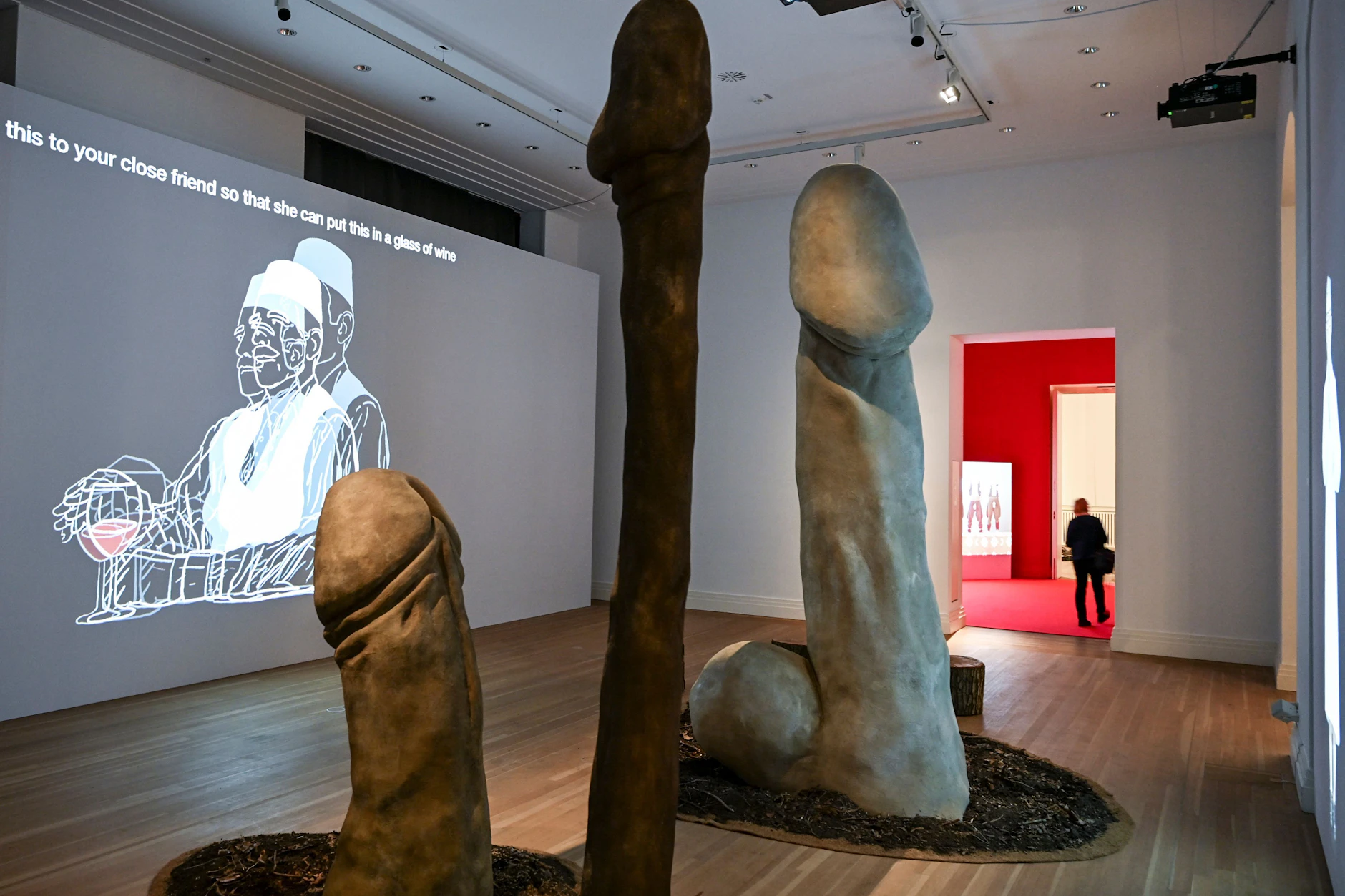 Die Ausstellung verwebt filmische und skulpturale Installationen mit Live-Performances.