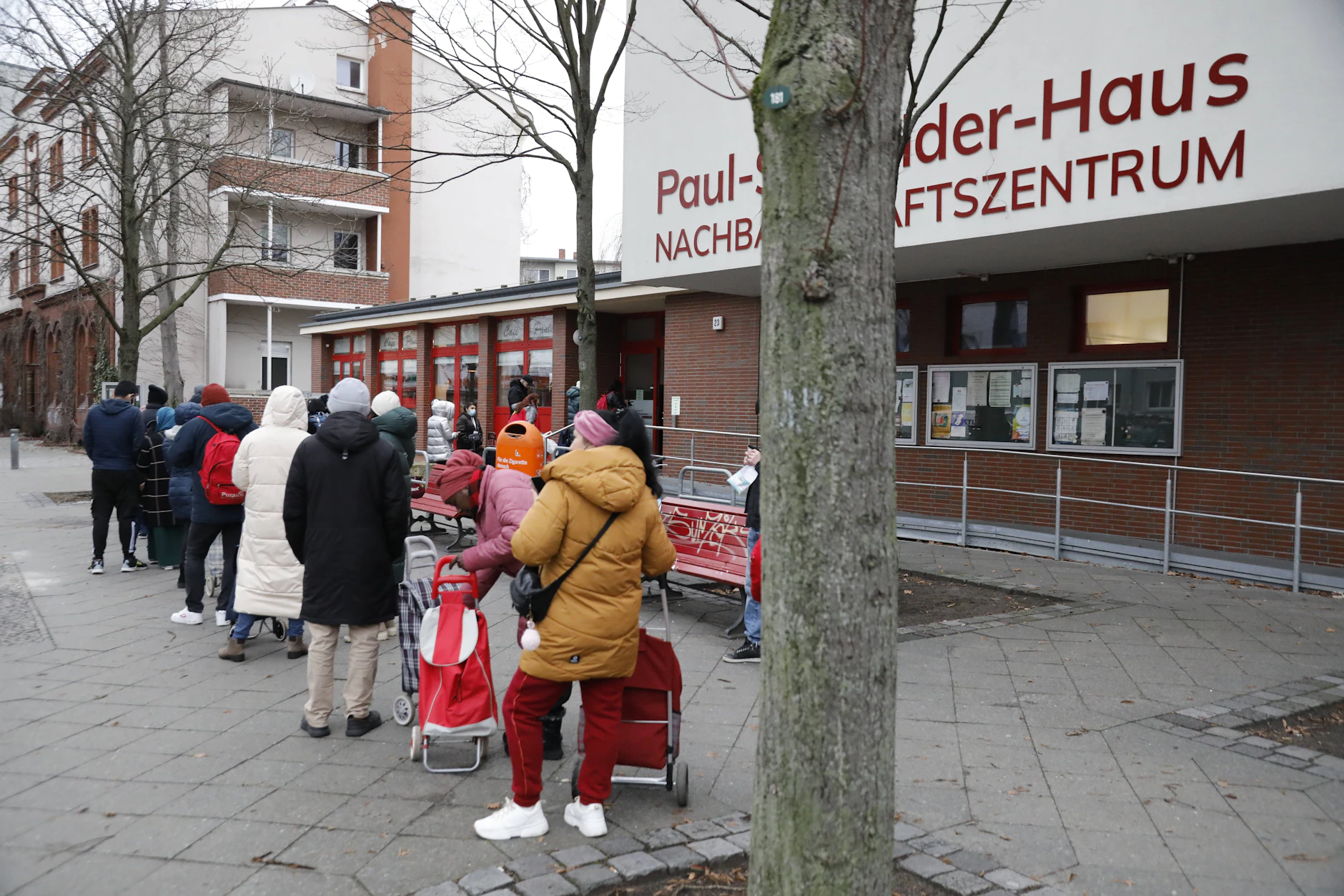 Menschen warten vor einer Ausgabestelle der Berliner Tafel.